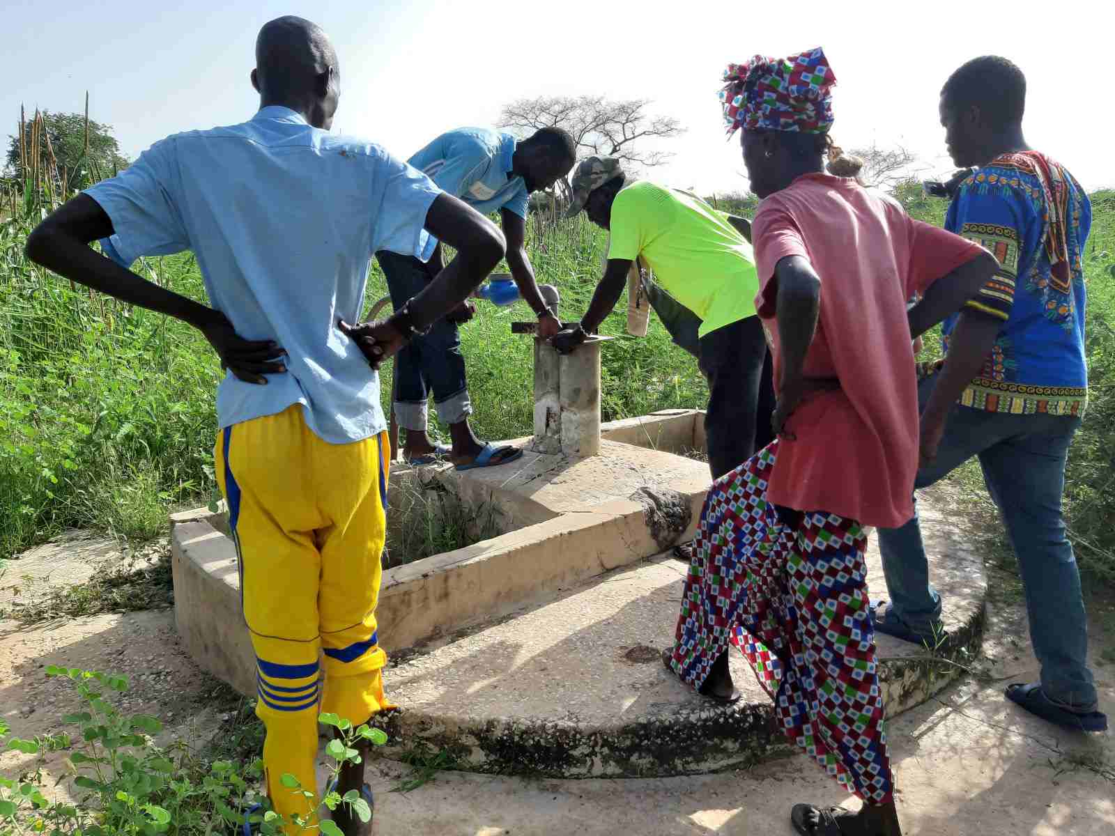 Prüfung, Besprechung und Planung zur Durchführung einer Brunnenreparatur in einem Dorf in Diourbel-Senegal