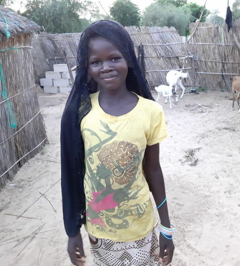 Das ist Mame Diarra. Sie ist 13 Jahre alt und besucht die Schule. Sie ist voller Power und weiß es nicht auszuleben. Ein Sportverein wäre ideal.